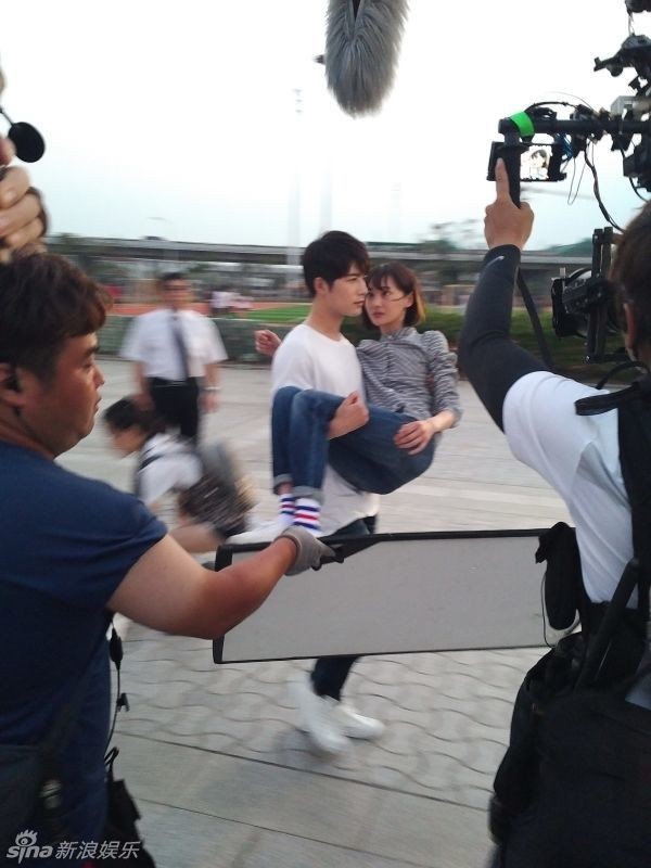 《夏至未至》最新路透，陈学冬公主抱郑爽