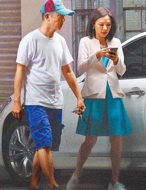 庾澄庆牵新婚妻子张嘉欣回爱巢了？