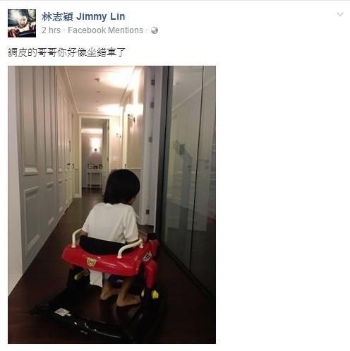 Kimi坐进了弟弟学步车里，林志颖怀念“小时候”了？