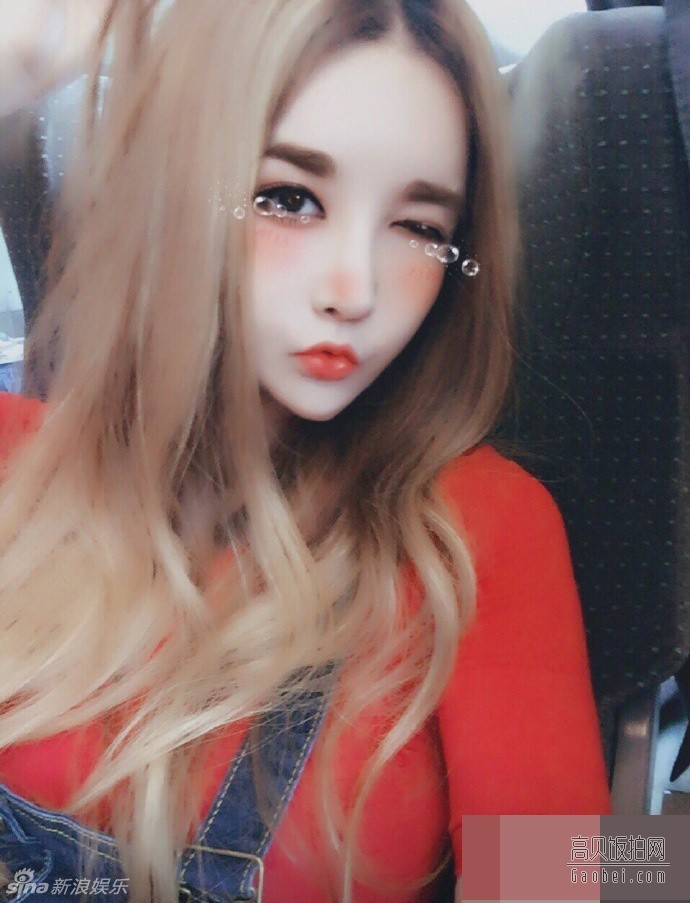 韩国女星河莉秀在微博晒出自拍照