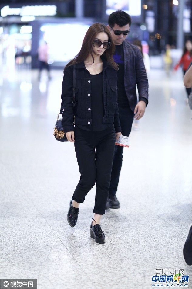 赵丽颖参加完乔任梁的追悼会一身黑随团队现身机场