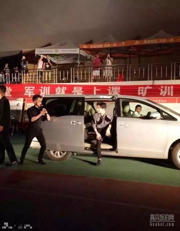 杨洋现身武汉工程大学军训晚会现场