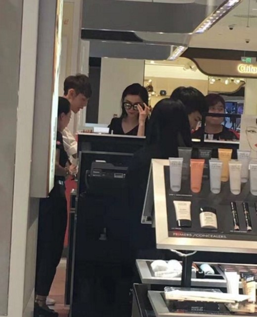 范冰冰昨日晚间在北京新光天地逛街