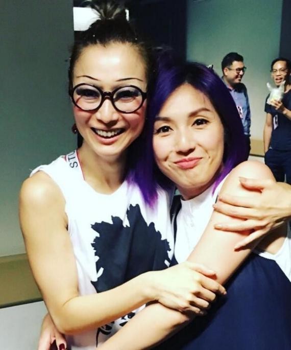 杨千嬅在其Instagram账号上发布了她和郑秀文的合影