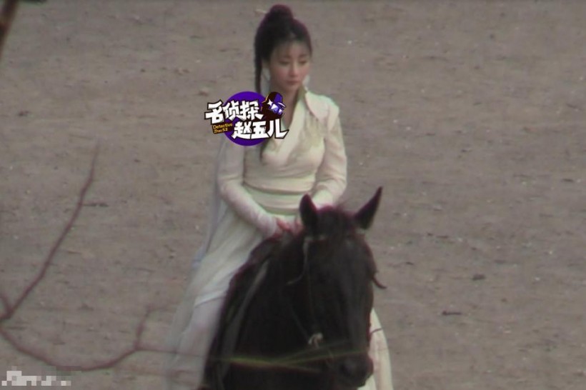 柳岩穿上一身雪白戎装穿贴身薄衣更显凹凸有致