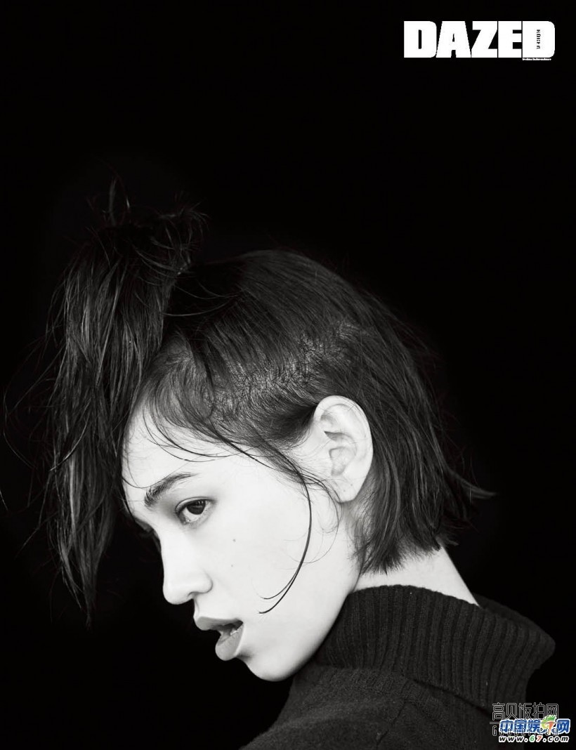 水原希子混搭黑色机车皮衣造型登上某时尚杂志封面