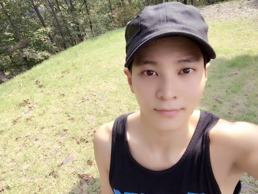 演员周元通过个人SNS公开了一张自拍照