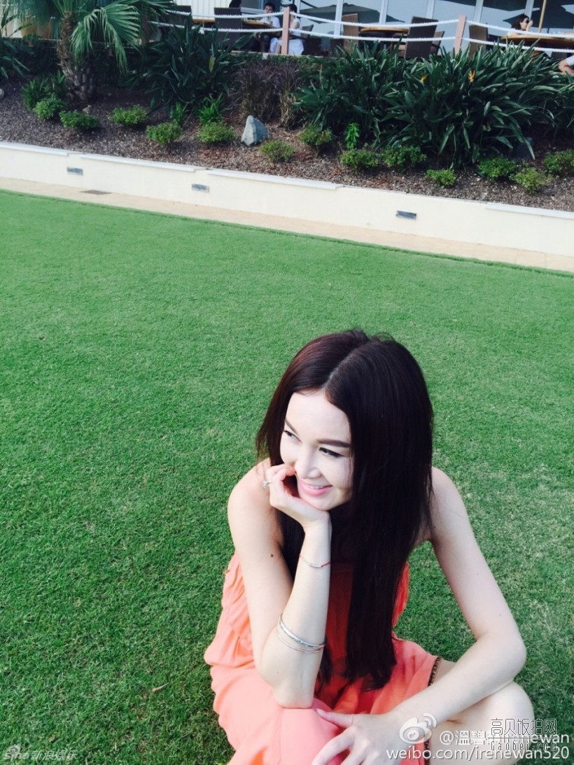演员温碧霞在微博晒出一组自拍
