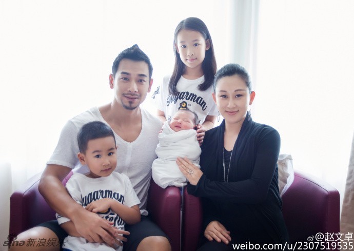 赵文卓在微博上贴出一家甜蜜庆祝的照片
