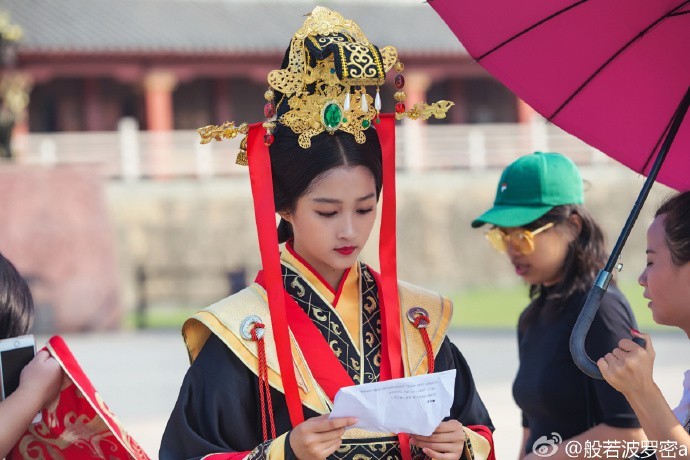 晒出一组关晓彤为秦王宫拍摄宣传片的花絮照