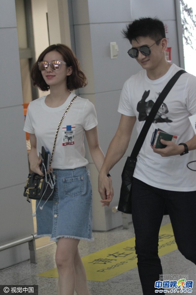 25日吴奇隆与刘诗诗十指紧扣现身机场