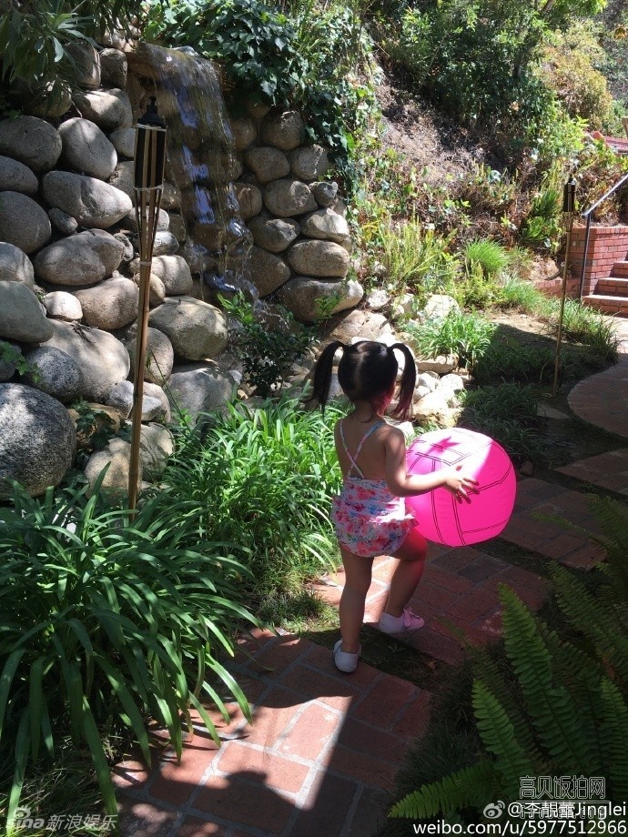 王力宏的娇妻李靓蕾在微博晒出一家三口的出游照