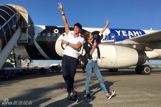 何润东夫妻俩参加陈怡蓉举行的婚礼