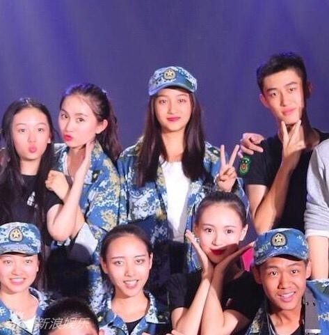 关晓彤一张她与班上同学的合影曝光