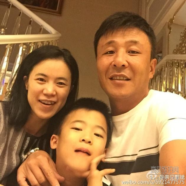 奥运冠军王楠夫妇在微博晒出合家照为儿子庆生