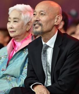 葛优望着父亲葛存壮的照片，称很想父亲