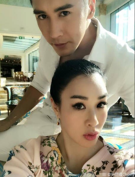 钟丽缇在更新微博晒出一组照片