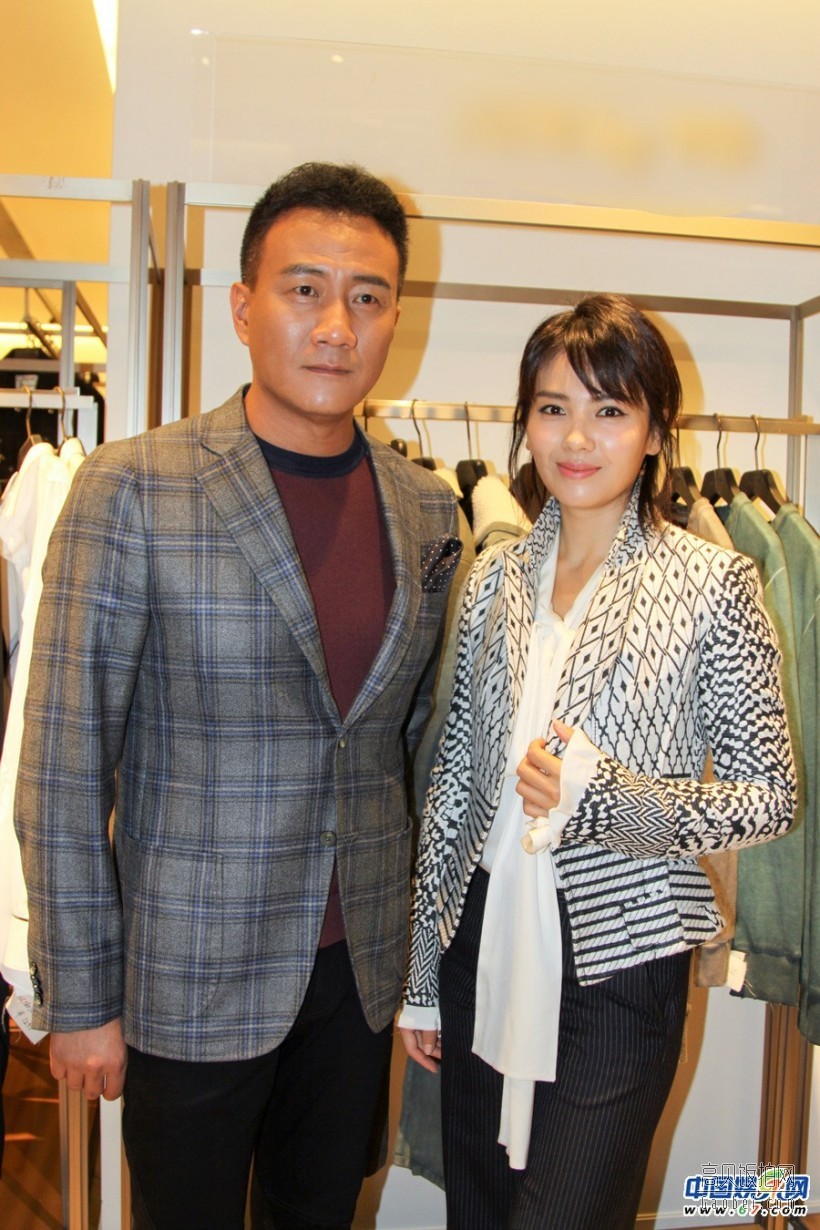 近日，胡军玩转“双城记”