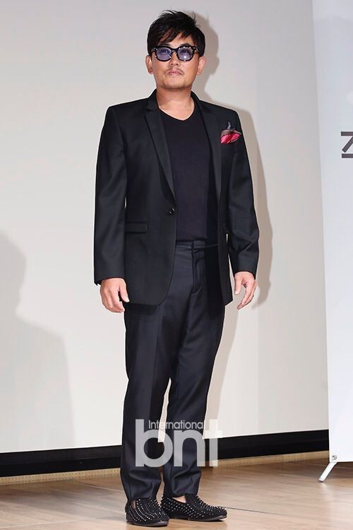 韩国歌手李承哲出席举行的出道30周年记者见面会