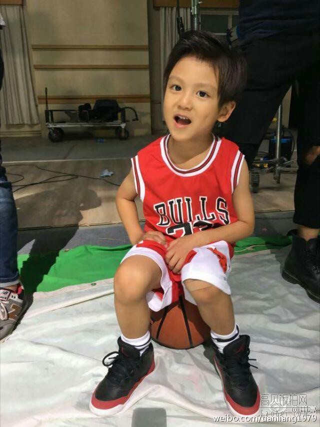 田亮晒出一组儿子近照