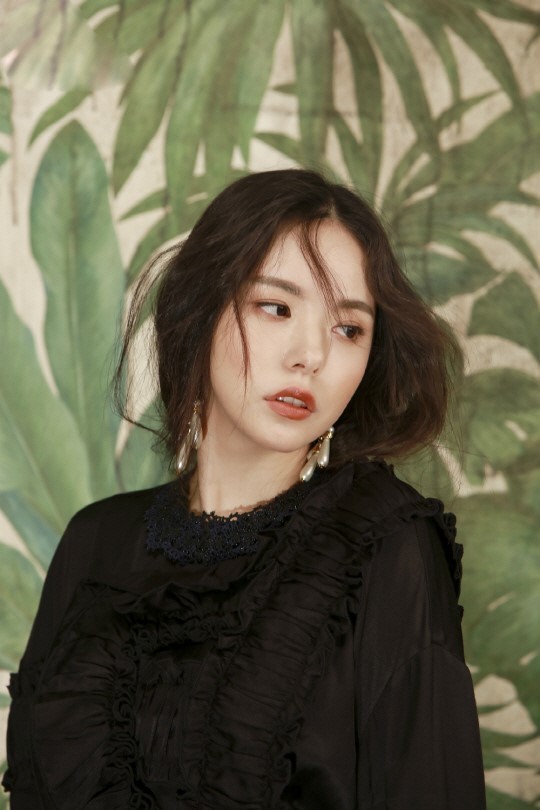 〈1st Look〉最近与闵孝琳携手拍摄了一系列画报