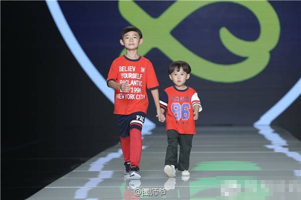 网曝易烊千玺弟弟楠楠登上了2016北京时装周走秀的照片