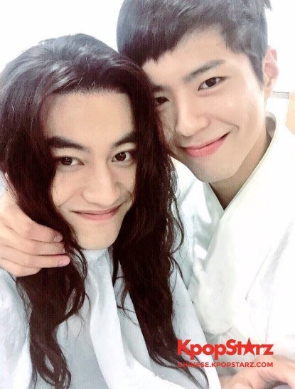 演员朴宝剑公开了一张与演员郭东延的亲密合照