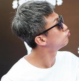 邓超一夜白了头发，网友怎么看？