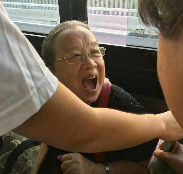 “容嬷嬷”坐公交车了？