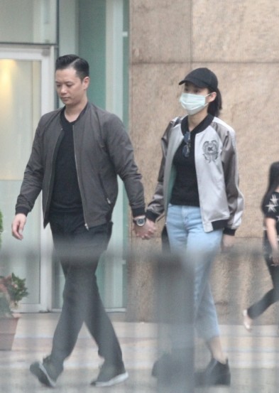 胡杏儿和老公牵手看电影却当众大吵全程还黑脸了？