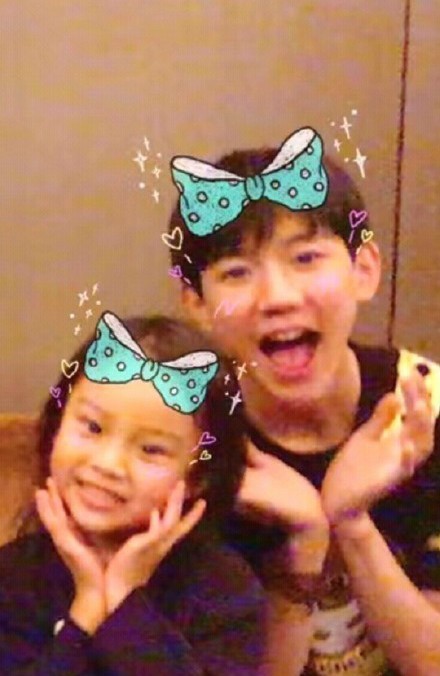 有网友曝出幸福小迷妹甜馨合影tfboy