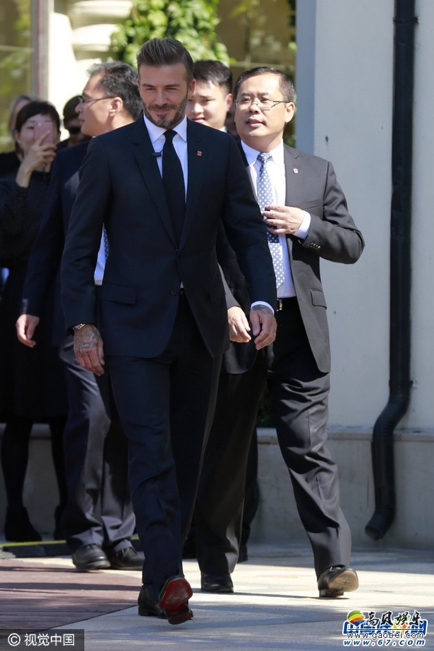 大卫-贝克汉姆（David Beckham）身穿黑色西服套装出席某活动