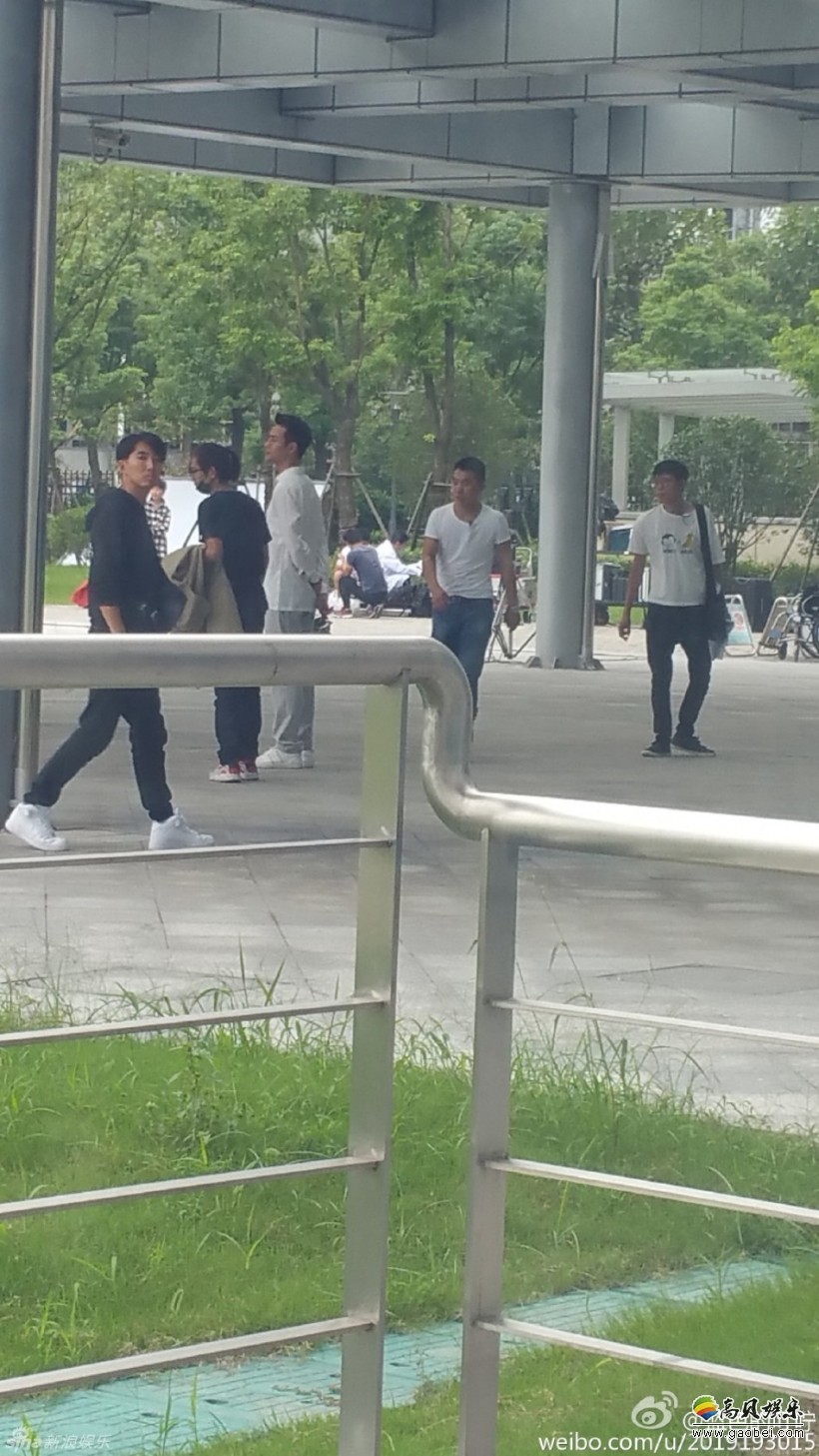 《欢乐颂2》正在拍摄中很多网友纷纷晒出路透照