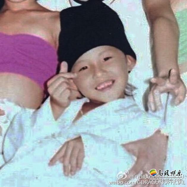 权志龙从小的撩妹技巧，拇指和食指相交成爱心“比心”状