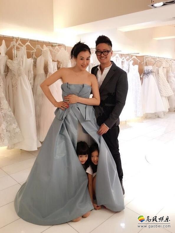 钟丽缇试穿婚纱两个女儿在干嘛呢？