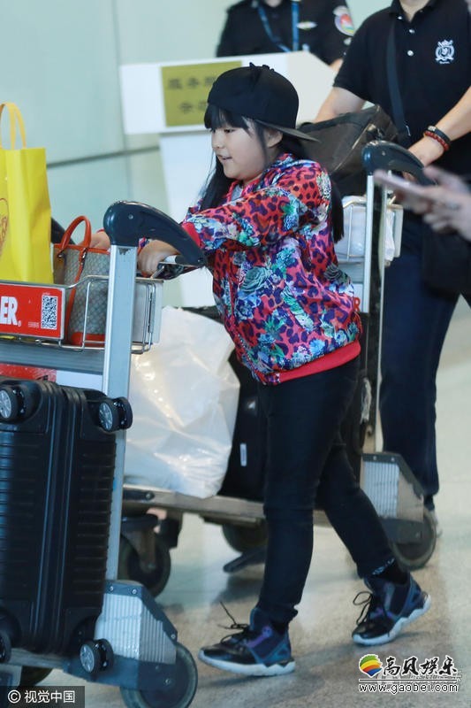 李湘一家返京，王诗龄帮推行李萌翻了？