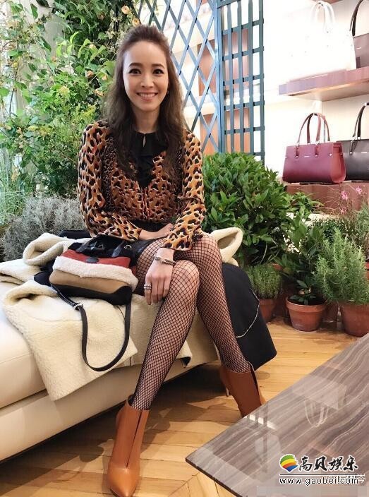 佩岑穿渔网袜秀美腿，这打扮真心有点吃藕？