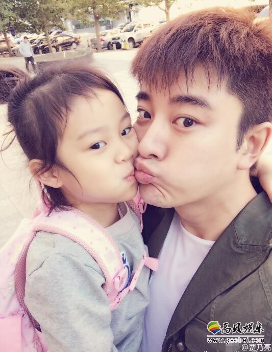 贾乃亮甜馨两父女送上了一枚香吻？
