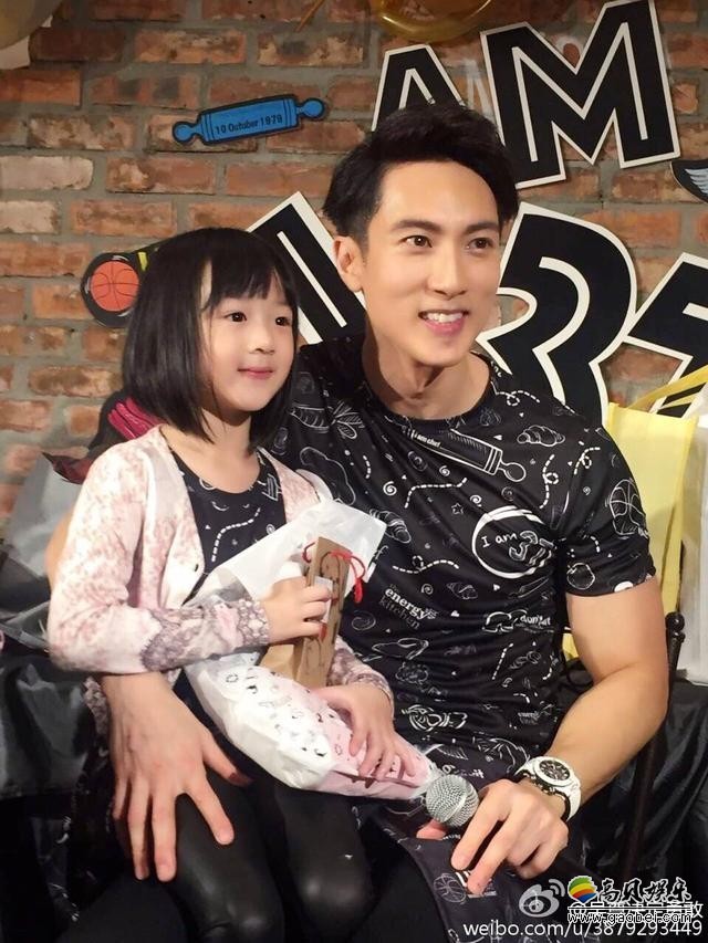 吴尊携女儿文莱庆生日了？