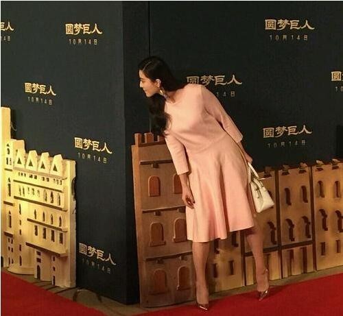 范冰冰"偷窥"被抓拍了？