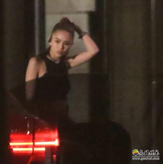 昆凌深夜与“精灵王子”拍戏变性感打女了？