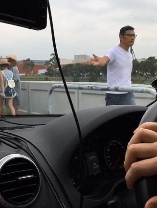 苗侨伟热心肠，指挥交通疏解拥堵了？