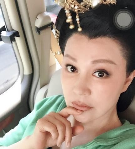 邬倩倩把自己整成“硅胶脸”是真的吗？