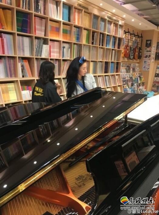 张柏芝逛琴店买琴谱还是买琴？