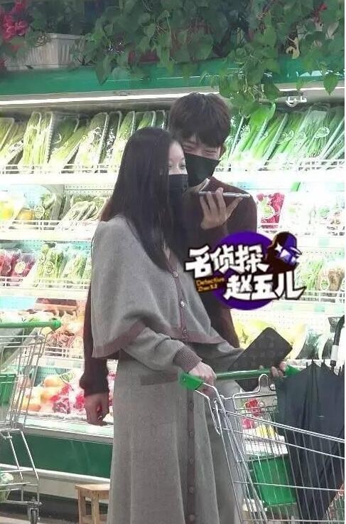 井柏然倪妮互听微信 亲密搂腰回家了？