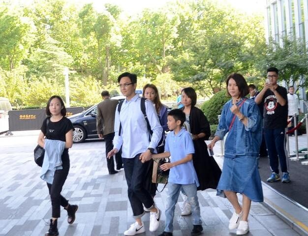 智霖袁咏仪带儿子罕见同框了？