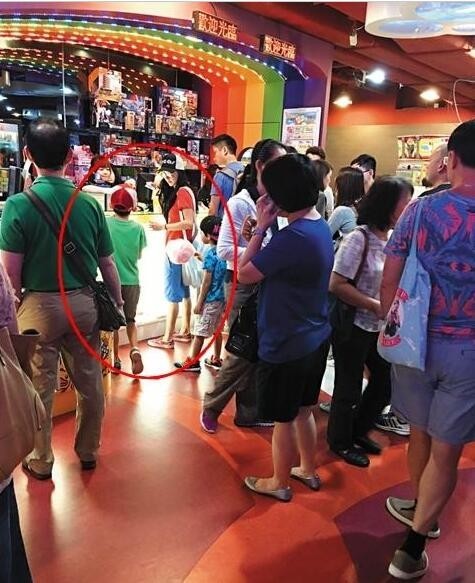 张柏芝带两儿子逛冒险乐园了？