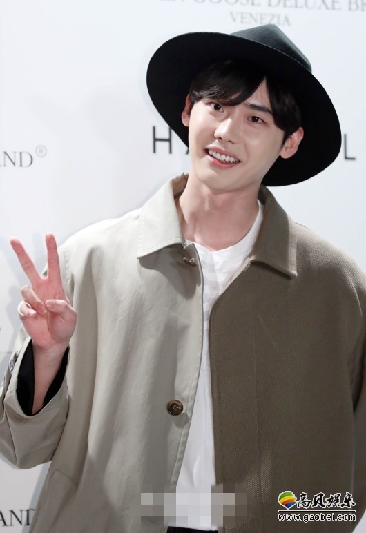 韩星李钟硕19日亮相某品牌活动