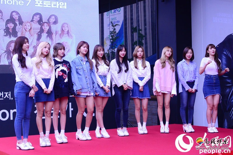 女团宇宙少女出席在首尔光化门举行的某品牌活动并与粉丝合影