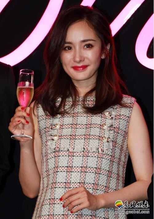 杨幂为什么亲自示范涂抹口红？